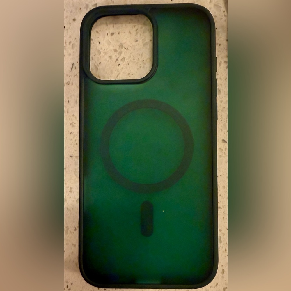 16 Pro Max Stylish Green Phone Case with MagSafe Compatibility